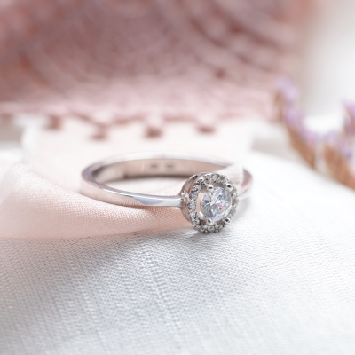 Zlatý zásnubní halo prsten s diamanty HALOY