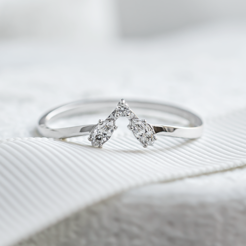 Gold curved ring with moissanites HARFA