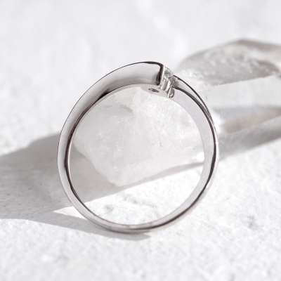 Originální zásnubní prsten s diamantem HELSE