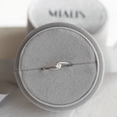 Originální zásnubní prsten s diamantem HELSE