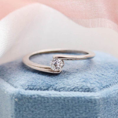 Platinový zásnubní prsten s diamantem HELSE