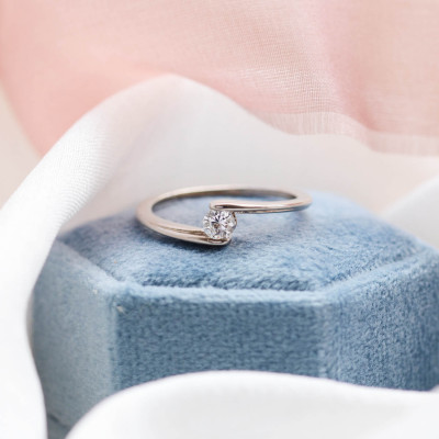 HELSE platinum diamond engagement ring