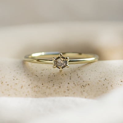 Minimalist ring with hexagon salt'n'pepper diamond HEXI