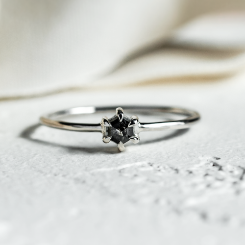 Minimalist ring with hexagon salt'n'pepper diamond HEXI