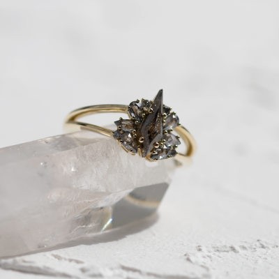Originální prsten se salt and pepper diamanty IRINA