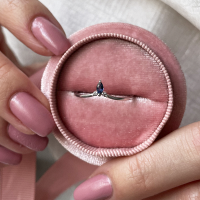 Minimalistický prsten se safírem a dvěma malými diamanty JANIS