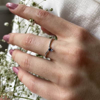 Minimalist ring with sapphire and two small diamonds JANIS