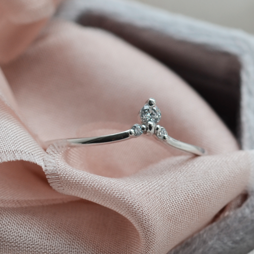 Jemný zlatý prsten s laboratorními diamanty JANA