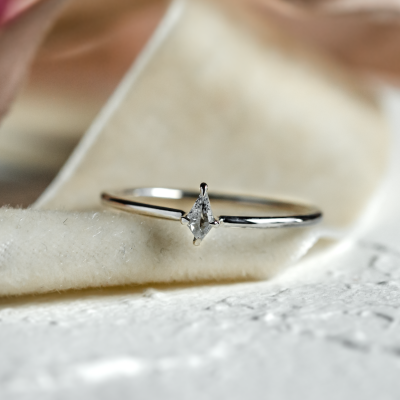 Minimalist ring with kite salt and pepper diamond KATE