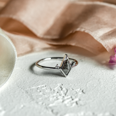 Prsten s postranními a kite salt and pepper diamanty KATRIN