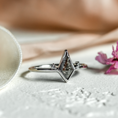Prsten s postranními a kite salt and pepper diamanty KATRIN