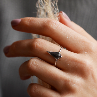 Unusual engagement ring with salt'n'pepper diamond KELLIS