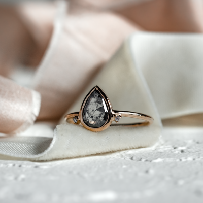 Cluster ring with salt and pepper diamonds KERELA