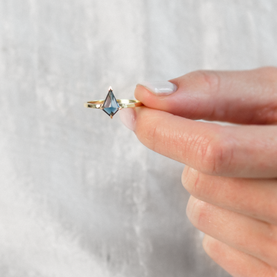 Zlatý prsten s london blue topazem v kite tvaru KINGSTONE