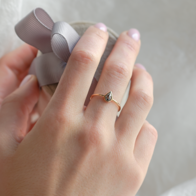Minimalist engagement ring with pear salt and pepper diamond LAELIA