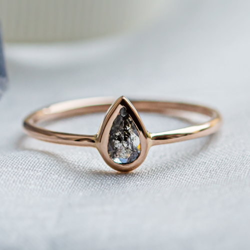 Minimalistický zásnubní prsten s pear salt and pepper diamantem LAELIA