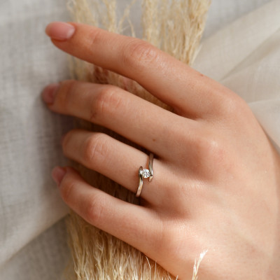 Zásnubní zlatý prsten s diamantem LEA