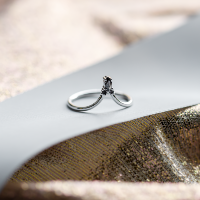 Curved gold ring with salt and pepper diamond LEILA