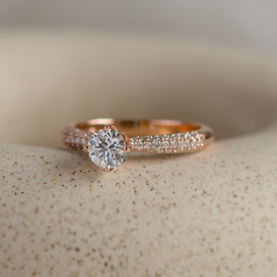 Zlatý zásnubní prsten s diamanty a moissanitem LIVKE