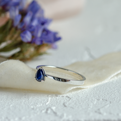 Engagement ring with blue sapphire LOUIS