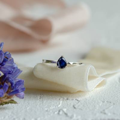 Engagement ring with blue sapphire LOUIS