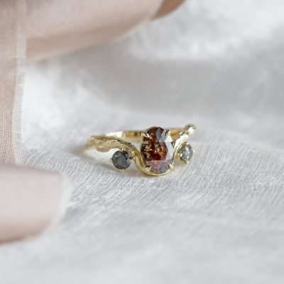 Zlatý organický prsten se salt and pepper diamantem LUDOVICA