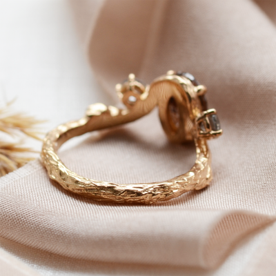 Zlatý organický prsten se salt and pepper diamantem LUDOVICA