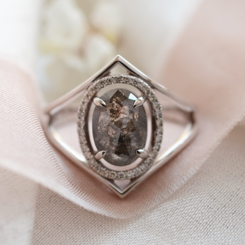 Zlatý luxusní prsten se salt and pepper diamantem a bočními diamanty MARGHERITA