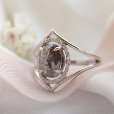 Zlatý luxusní prsten se salt and pepper diamantem a bočními diamanty MARGHERITA