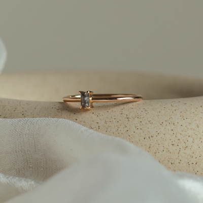 Minimalistický zásnubní prsten s markýz salt and pepper diamantem MARKETA