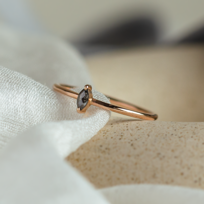 Minimalistický zásnubní prsten s markýz salt and pepper diamantem MARKETA