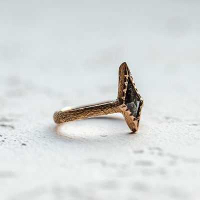 Zlatý netradiční prsten s kite salt and pepper diamantem MATILDE