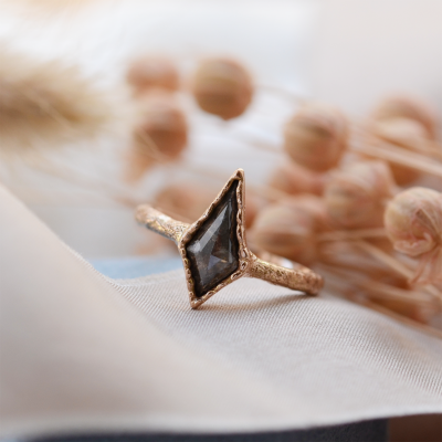 Zlatý netradiční prsten s kite salt and pepper diamantem MATILDE