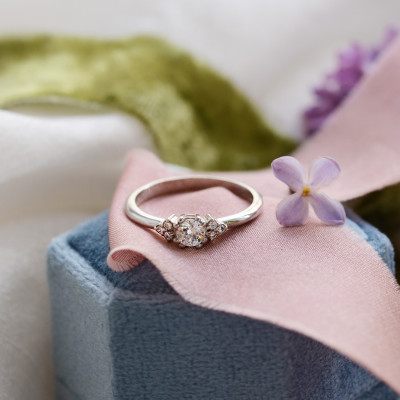Zlatý zásnubní prsten s diamanty MONYS