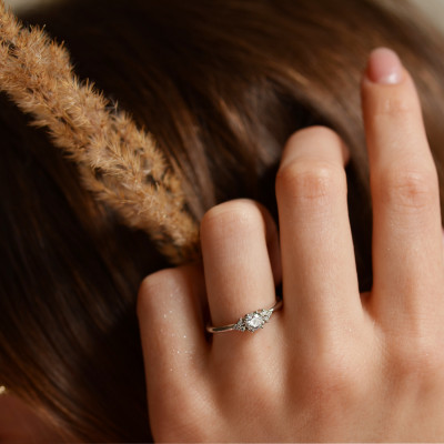 Zlatý zásnubní prsten s diamanty MONYS