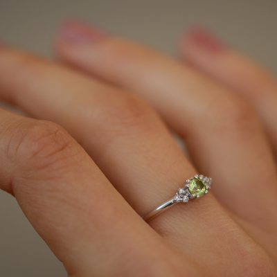 Gold ring with peridot and diamonds MONNY