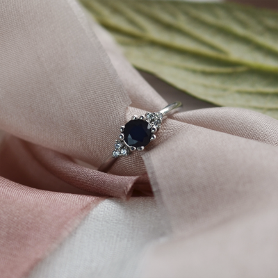 Gold ring with round sapphire and diamonds MONNY