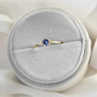 Gold ring with tanzanite and natural diamonds MONNYS