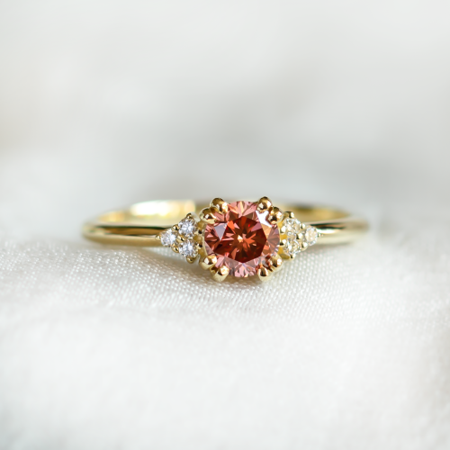 Zlatý prsten s růžovým lab grown diamantem a přírodními diamanty MONNYX