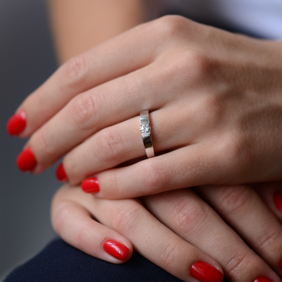 Gold engagement ring with 0.25 ct diamond - MOVIK