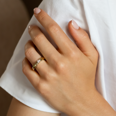 Gold engagement ring with 0.25 ct diamond MOVIK