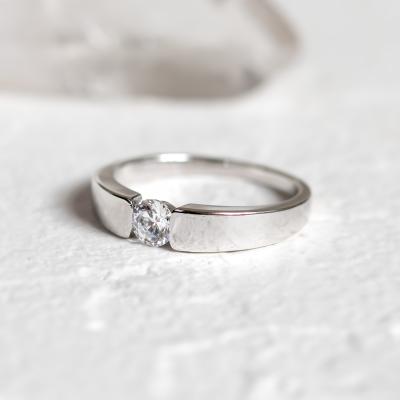 Gold engagement ring with 0.25 ct diamond MOVIK