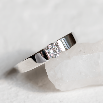 Gold engagement ring with 0.25 ct diamond MOVIK