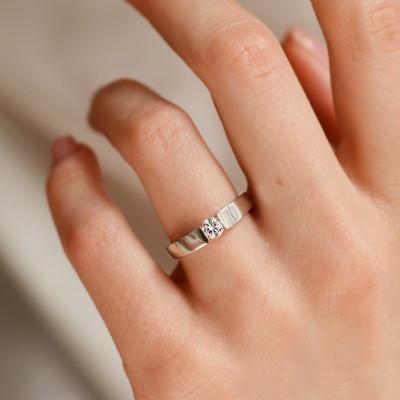 Platinum engagement ring with 0.25 ct diamond MOVIK