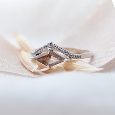 Unusual ring with salt and pepper diamond and side diamonds NICOLE
