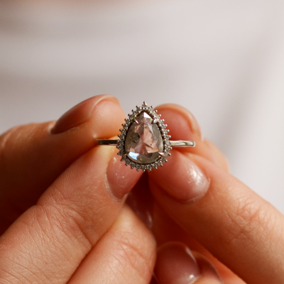 Halo luxusní prsten se salt and pepper diamantem NOEMI