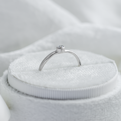 Engagement curved ring with diamond NOLLA