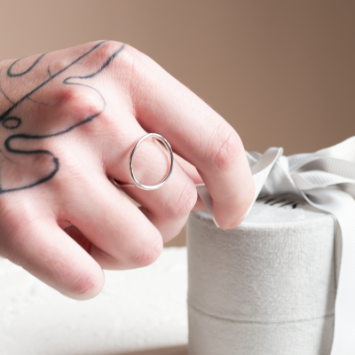 Minimalistic gold ring with the circle NORE