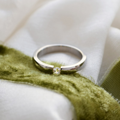 Zlatý diamantový prsten v tlakovém osazení NOVIK