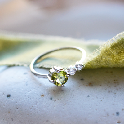Gold ring with peridot and diamonds OLIVIA
